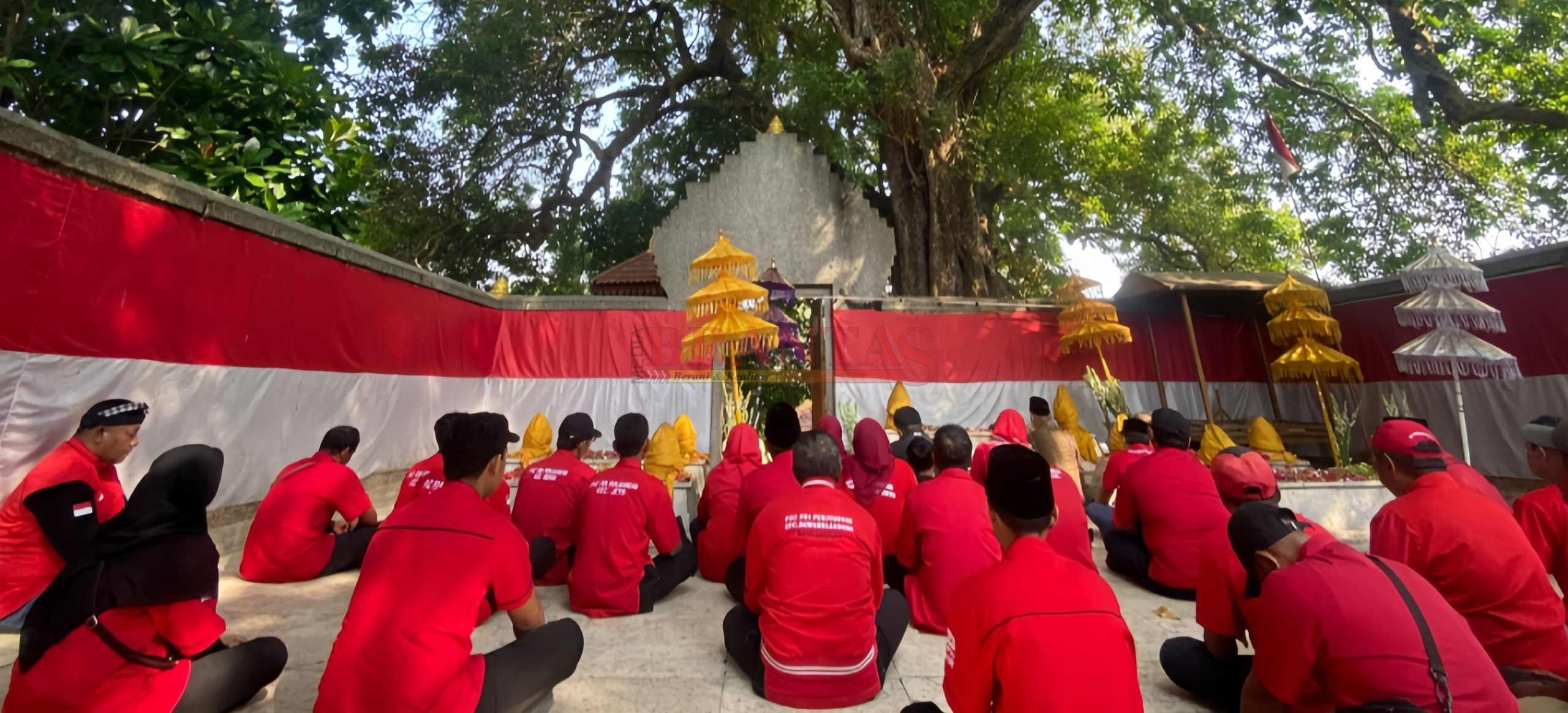 Jajaran Pengurus DPC PDI -Perjuangan Kabupaten Mojokerto dan PAC saat melakukan Doa Bersama di Situs Siti Inggil Trowulan