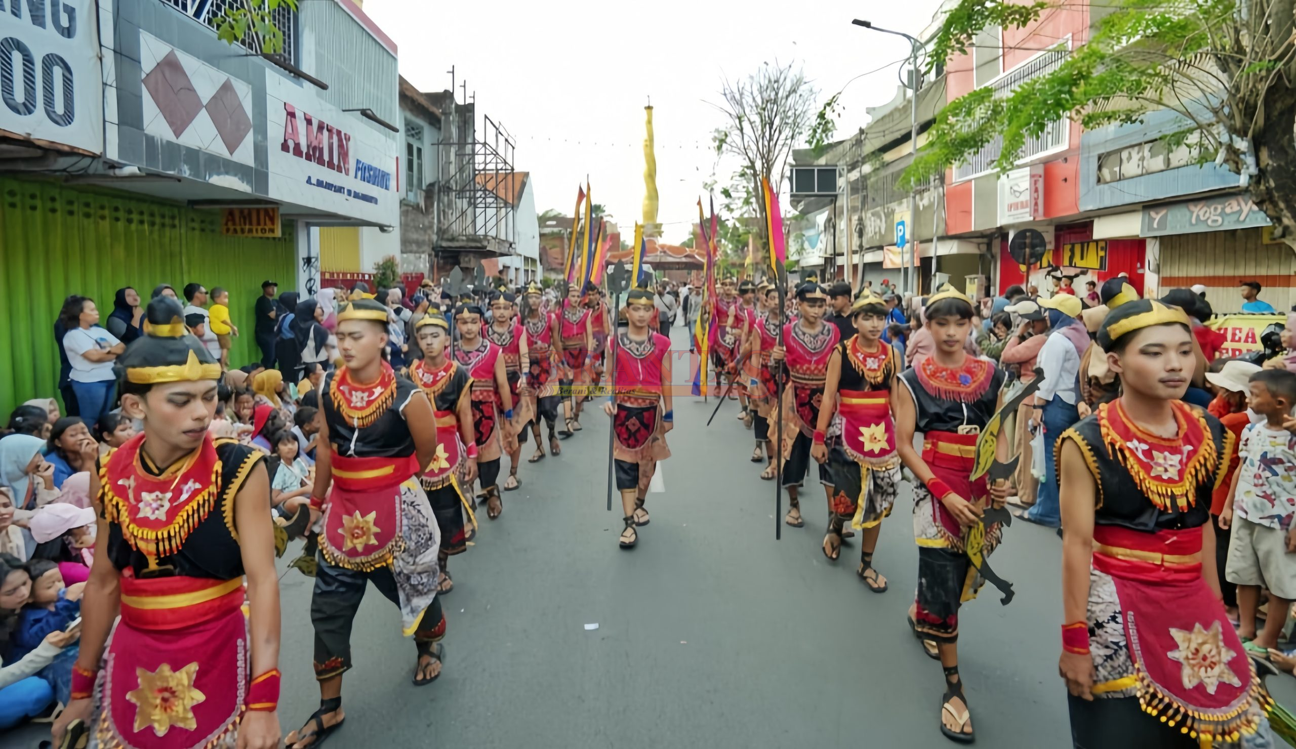 Para Peserta Kirab Budaya Mojo Bangkit dengan busana Khas  Kerajaan Mojopahit saat berjalan di tengah Kota Mojokerto