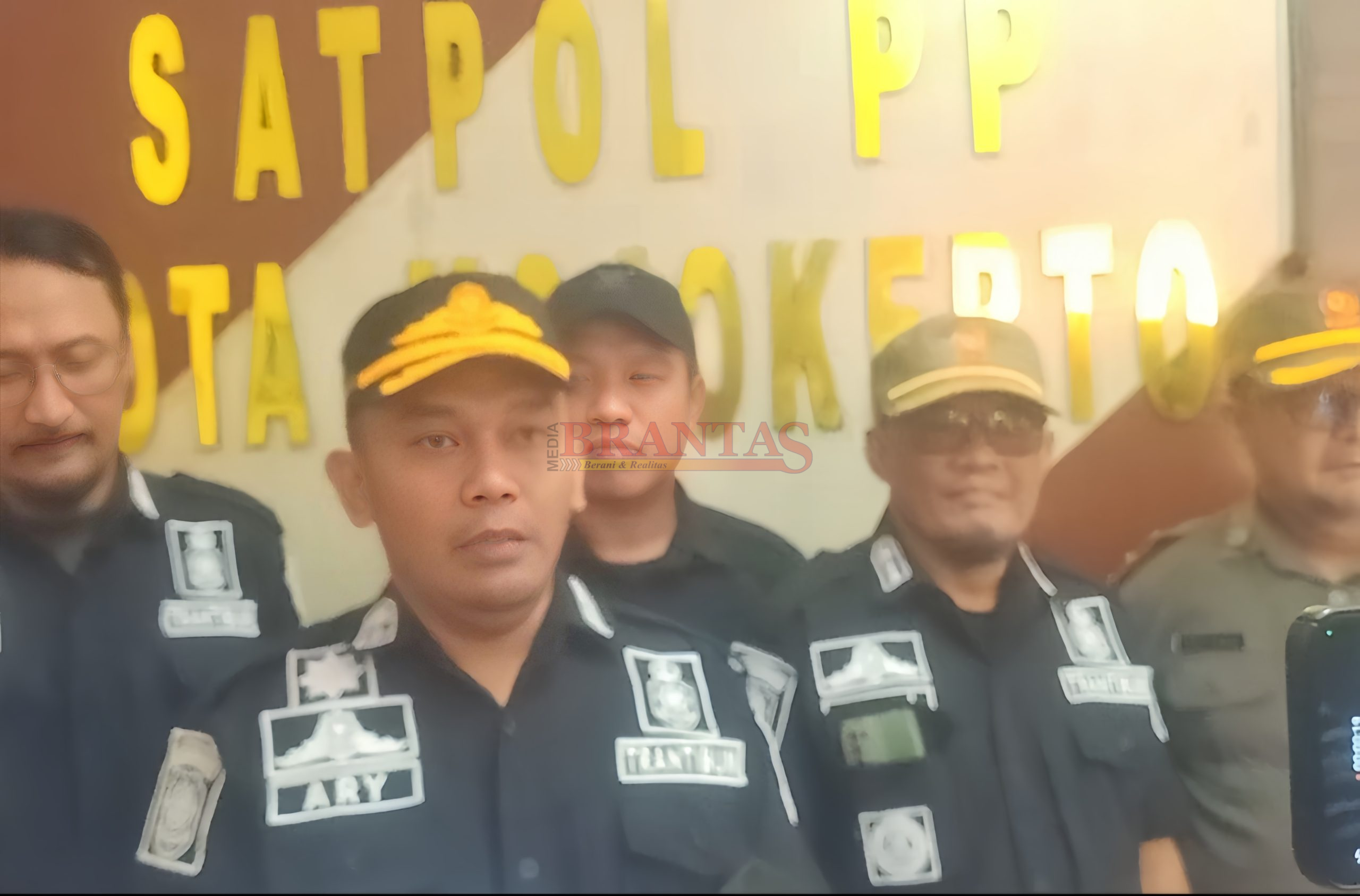 Kasatpol PP Kota Mojokerto Ary Setiawan, S.STP, M.Si, saat memberikan keterangan kepada para wartawan
