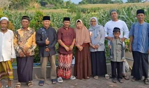 1000643731 Keluarga Hadi Purwanto SH MH bersama Kyai Hasan Mathori bersama Tokoh Masyarakat Banjarsari saat menghadiri Majelis Khotmil Qur'an di Makam Mbah Sentono