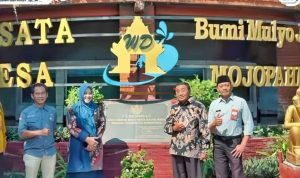 Kacab Dinas Pendidikan Wilayah Kabupaten Kota Mojokerto Pinky Hidayati bersama Kepsek SMKN I Dlanggu Poto bersama dengan Pemilik Wisata Desa BMJ Mojopahit Ki Mulyono SH