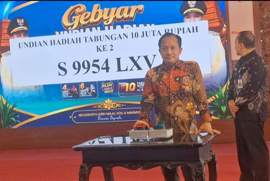 Sekban Bapenda H Pipit Susastiyo, SE MM saat memencet Tombol Undian Wajib Pajak Patuh PKB