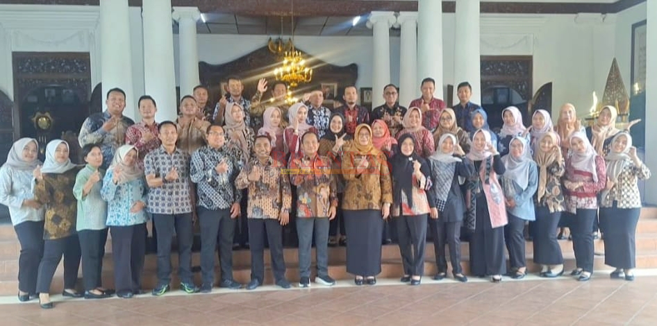 Kaban Bapenda Hj. Nurul Istiqomah SE MM Didampingi Sekban Bapenda H Pipit Susastiyo SE MM Poto bersama karyawan Bapenda