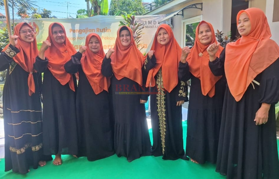 Ketua Himpunan Pengajian Muslimah ( HPM ) Mojokerto Hj. Diah Purnomowati ( tenggah ) Poto bersama usai Pengajian Rutin Minggu ke 4