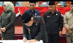 IMG-20260707-WA0015 Bupati Gus Barra Didampingi Wakil Ketua DPRD Kabupaten Mojokerto H. Khoirul Amin, H. Hartono dan H. Winajat saat menanda tangani Persetujuan Pertanggung jawaban APBD tahun anggaran 2025