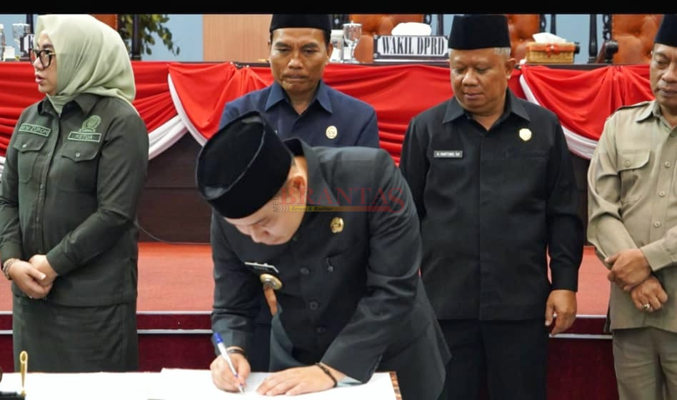Bupati Gus Barra Didampingi Wakil Ketua DPRD Kabupaten Mojokerto H. Khoirul Amin, H. Hartono dan H. Winajat saat menanda tangani Persetujuan Pertanggung jawaban APBD tahun anggaran 2025