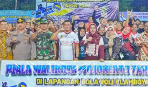 IMG-20260708-WA0048 Walikota Mojokerto Ning Ita didampingi Wakil Ketua DPRD Kota Mojokerto Arie Hernowo bersama para atlet di acara pembukaan Turnamen Bola Voli di lapangan Flamboyan Pulorejo