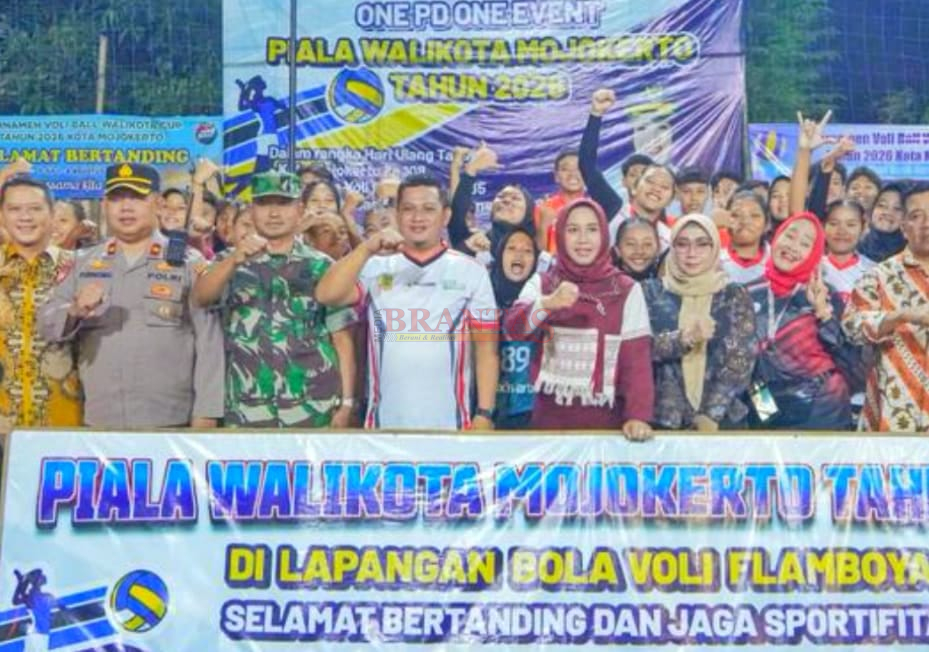 Walikota Mojokerto Ning Ita didampingi Wakil Ketua DPRD Kota Mojokerto Arie Hernowo bersama para atlet di acara pembukaan Turnamen Bola Voli di lapangan Flamboyan Pulorejo