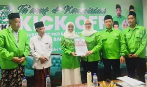 IMG-20260709-WA0006 Ketua DPC PKB Kabupaten Mojokerto Hj. Ayni Zuroh Didampingi Sekretaris DPC Suprianto, dan Bendahara Khoiron memberikan Berita acara Serah terima aset kepada Bu Hj. Siti Mukiyarti