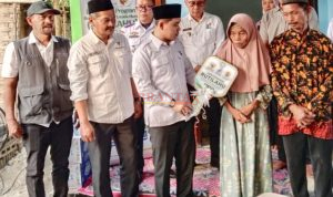 Bupati Gus Barra Didampingi Direktur PERUMDAM Mojopahit Mojokerto Fayakun Hidayat, SH ( paling kiri ) memberikan duplikat kunci rumah yang selesai dibangun korban kebakaran di Desa Sidorejo