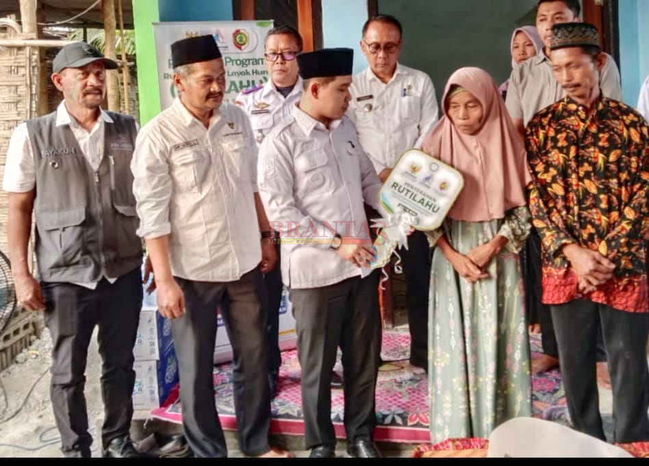 Bupati Gus Barra Didampingi Direktur PERUMDAM Mojopahit Mojokerto Fayakun Hidayat, SH ( paling kiri ) memberikan duplikat kunci rumah yang selesai dibangun korban kebakaran di Desa Sidorejo