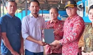 Sekdakab Mojokerto Drs. Teguh Gunarko, M.Si, didampingi Sekretaris Bapenda H. Pipit Susastiyo, SE MM, Menyerahkan alat perekam transaksi elektronik kepada pemilik Rumah makan