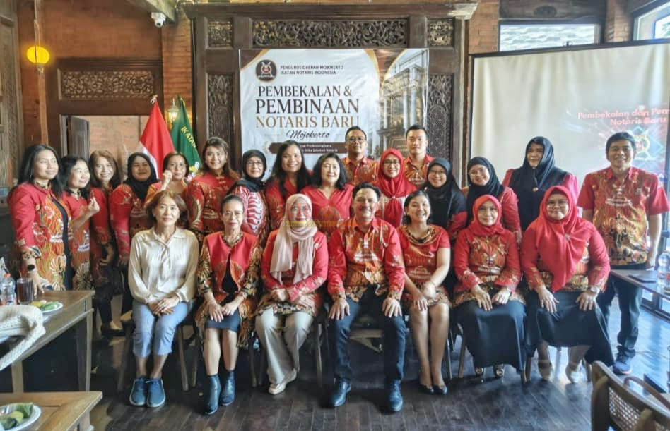 Ketua Pengda Mojokerto Ikatan Notaris Indonesia ( INI ) Febryanti S Layardi, SH, .SE, AK,. M.Kn, MM poto bersama dengan Pengurusnya