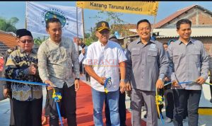 Sekda Teguh Gunarko Didampingi Anggota DPRD Kabupaten Mojokerto H.Hery Suyatnoko, Kabag Pembangunan Yurdiansyah, Camat Kemlagi Niki, dan Kades Saroni saat meresmikan Jembatan Bolorejo Mojojajar