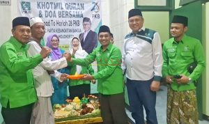 IMG-20260720-WA0010 Ketua DPC PKB Kota Mojokerto H. Junaedi Malik SE memberikan Tumpeng kepada Ketua Dewan Syuro KH. Assaddudin Didampingi Sekretaris DPC Abah Wahju Nur Hidajat