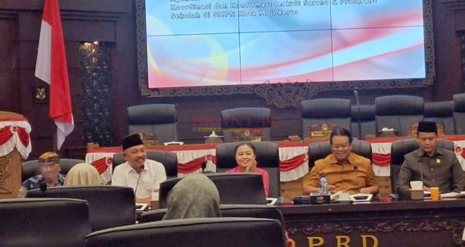 Ketua Komisi III DPRD Kota Mojokerto Indro Tjahjono, Didampingi Ketua DPRD Kota Mojokerto Ery Purwanti saat RDP Dengan Kepala Sekolah SMP Negeri 3