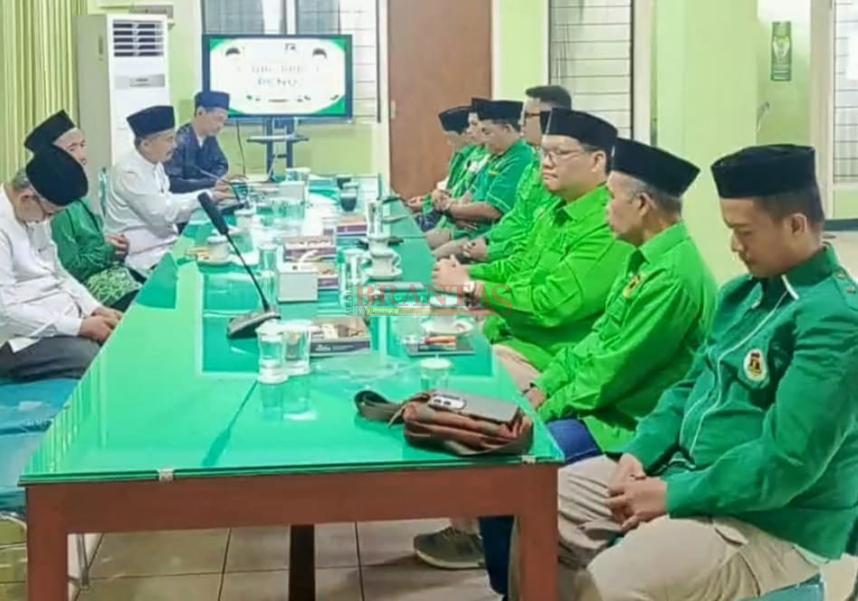 Ketua DPC PPP Kota Mojokerto Moch. Rizky Fauzi Pancasilawan, SH, M.HP. C.C.D ( berkacamata) saat bersilaturahmi dengan PCNU Kota Mojokerto