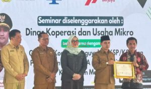 IMG-20260722-WA0002 Bupati Gus Barra didampingi Ketua DPRD Ayni Zuroh, Sekdakab Teguh dan Kadiskop & Usah Mikro Kabupaten Mojokerto Abah Muhtar memberikan kepada koperasi Berprestasi
