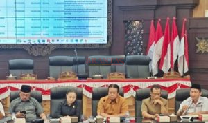 Ketua Komisi III DPRD Kota Mojokerto Indro Tjahjono Didampingi Ketua DPRD Ery Purwanti saat RDP Dengan Dinas Sosial