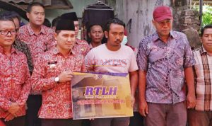 Kepala DPRKP2 Kabupaten Mojokerto H. Bambang Purwanto, SH, MH mendampingi Bupati Gus Barra di lokasi Rumah Warga Canggu yang mendapatkan program RTLH
