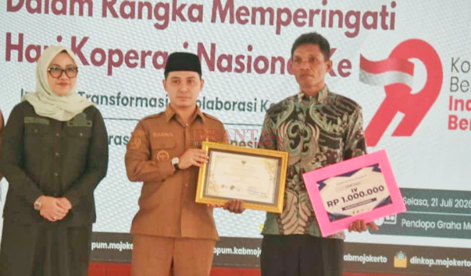 Bupati Mojokerto Gus Barra Didampingi Ketua DPRD Kabupaten Mojokerto H. Ayni Zuroh memberikan Penghargaan Kepada Kuswo Ketua KDMP Desa Cinandang Dawarblandong