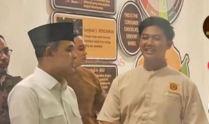Staf Khusus Kementerian Desa dan Pembangunan Daerah Tertinggal (Kemendes PDT) RI, Dr. H. Muhammad Afif Zamroni, Lc., M.E.I., mendengar penjelasan Wahyu Dewa Ananta Mulyono ST Direktur Cokelat Mojopahit