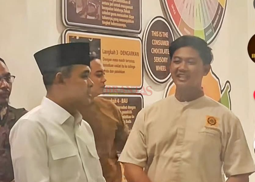 Staf Khusus Kementerian Desa dan Pembangunan Daerah Tertinggal (Kemendes PDT) RI, Dr. H. Muhammad Afif Zamroni, Lc., M.E.I., mendengar penjelasan Wahyu Dewa Ananta Mulyono ST Direktur Cokelat Mojopahit