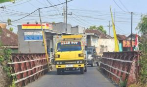 IMG-20260729-WA0004 JEMBATAN TAK LAYAK : Kondisi Jembatan Merah Mojojajar yang tidak layak dilewati mobil karena rawan runtuh yang dikeluhkan warga setempat