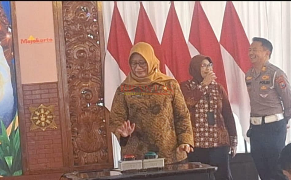 Kepala Bapenda Kabupaten Mojokerto Hj. Nurul Istiqomah, SE, MM saat mengundi Wajib Pajak Patuh PKB