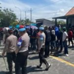 SAMPANG - Direksi Tak Hadir Aksi AMPAS di PT Garam Diwarnai Penutupan Sebagian Jalan Nasional Kabupaten Sampang