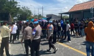 SAMPANG - Direksi Tak Hadir Aksi AMPAS di PT Garam Diwarnai Penutupan Sebagian Jalan Nasional Kabupaten Sampang