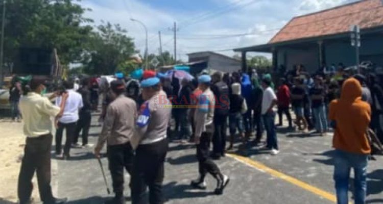 SAMPANG - Direksi Tak Hadir Aksi AMPAS di PT Garam Diwarnai Penutupan Sebagian Jalan Nasional Kabupaten Sampang