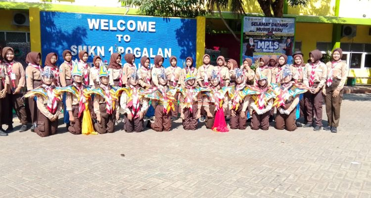 TRENGGALEK - Penutupan MPLS SMKN 1 Pogalan Tanam Karakter Melalui Semangat Kepramukaan SMKN 1 Pogalan