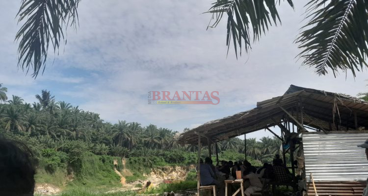 penambangan batu padas