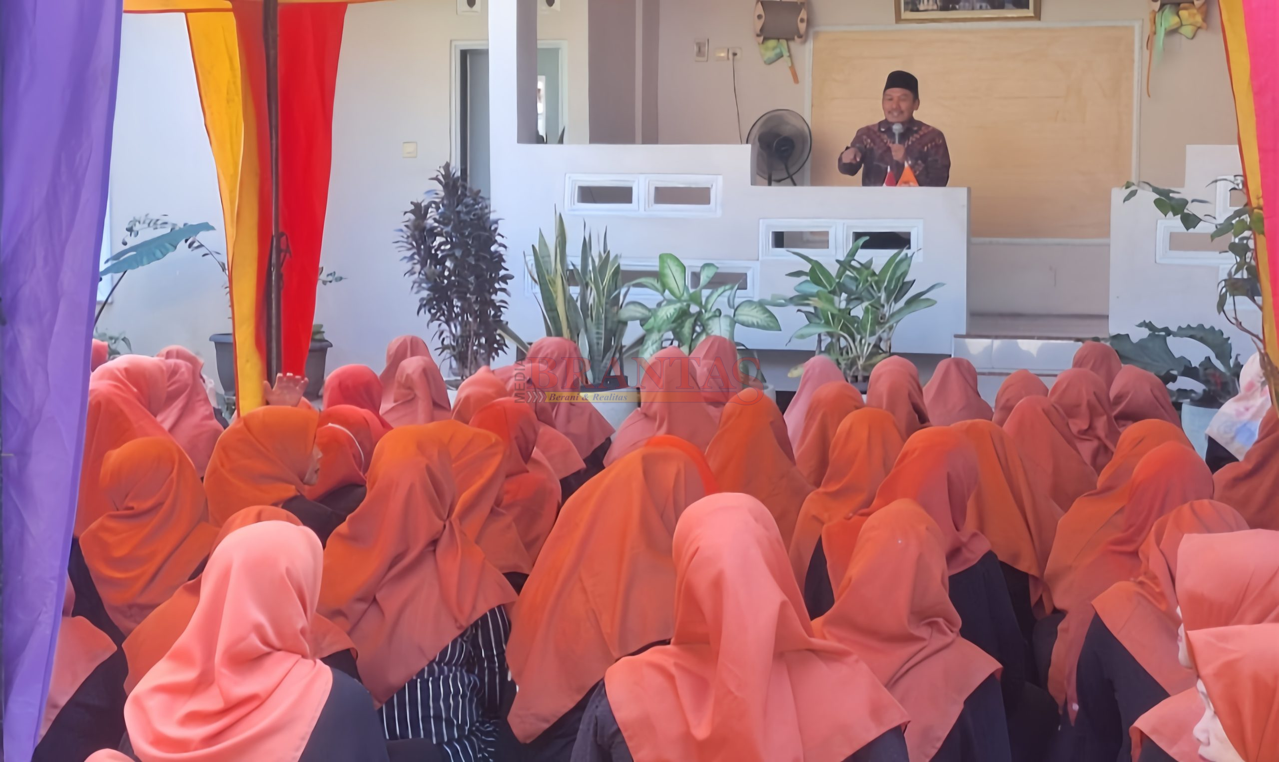 Ustadz Moh Shoberi LC Pembina Ikatan Da'i Indonesia ( IKADI ) Ngajuk saat menyampaikan Ceramah nya Pengajian Rutin Minggu ke 4