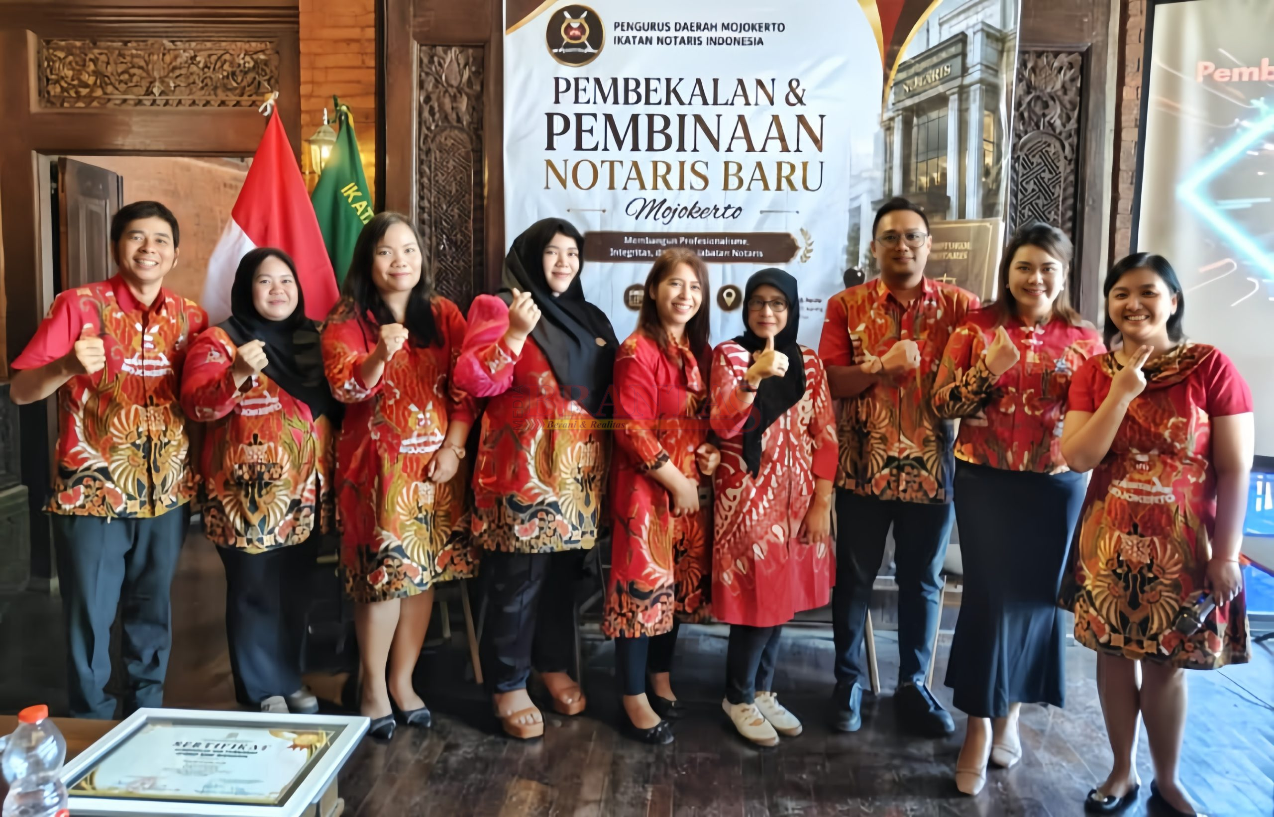 Ketua Pengda Mojokerto Ikatan Notaris Indonesia ( INI ) Febryanti S Layardi, SH, .SE, AK,. M.Kn, MM ( paling kanan ) poto bersama dengan panitia Pembekalan & Pembinaan