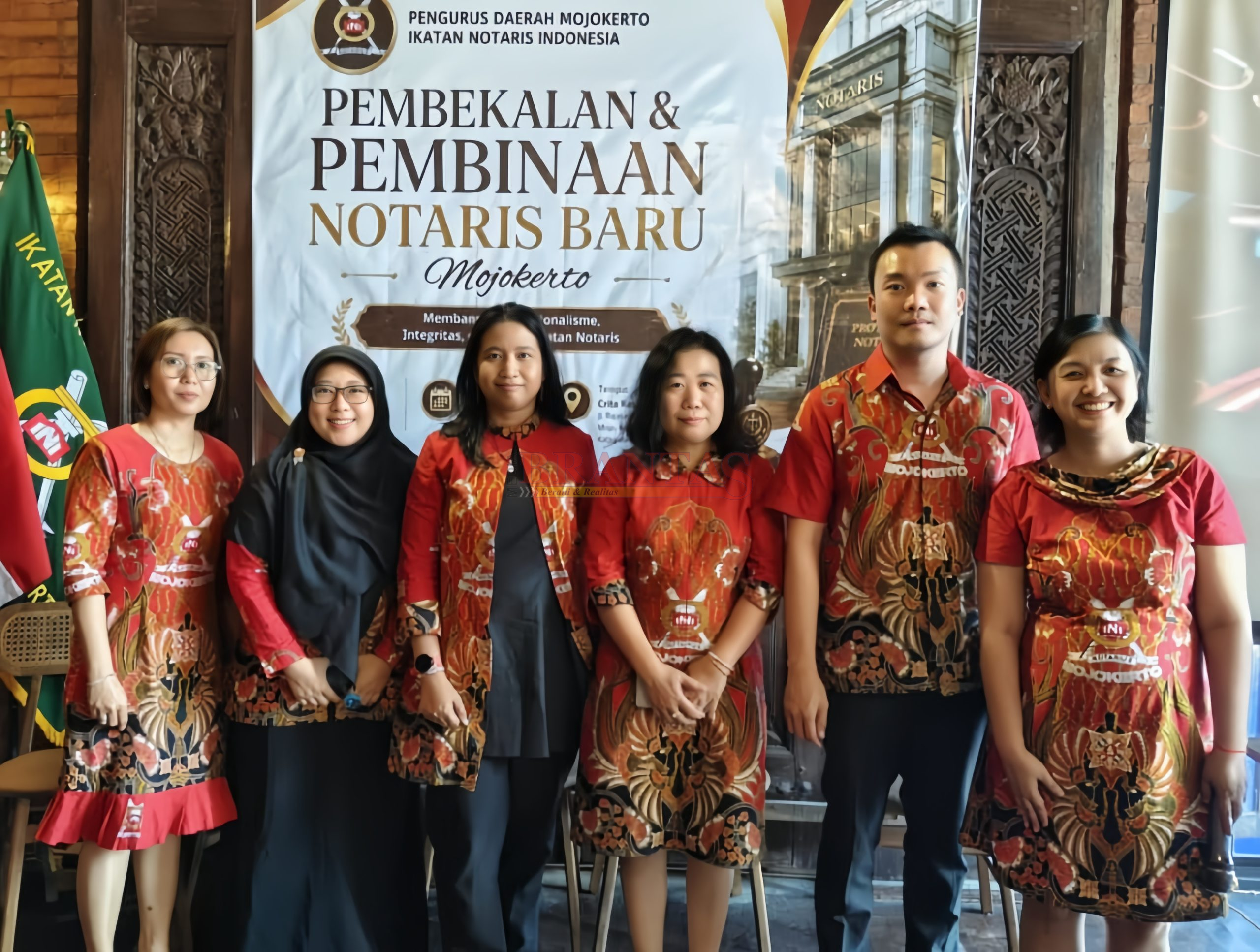 Ketua Pengda Mojokerto Ikatan Notaris Indonesia ( INI ) Febryanti S Layardi, SH, .SE, AK,. M.Kn, MM ( paling kanan ) poto bersama dengan Nara Sumber / Pembicara