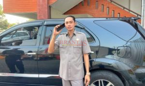 1000652798 Anggota DPRD Kabupaten Mojokerto dari Fraksi PAN Makruf saat menelepon Direktur Umum Rumah Sakit Islam Sakinah agar secepatnya menangani Pasien yang ia bawa