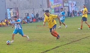 1000653888 Gus Bupati Kapten Kesebelasan Gus Barra FC mengiring bola dan mencetak gol ke gawang Kesebelasan Bank Jatim FC pada laga Persahabatan Friendly Match di lapangan Sepak Bola Kancil Mas