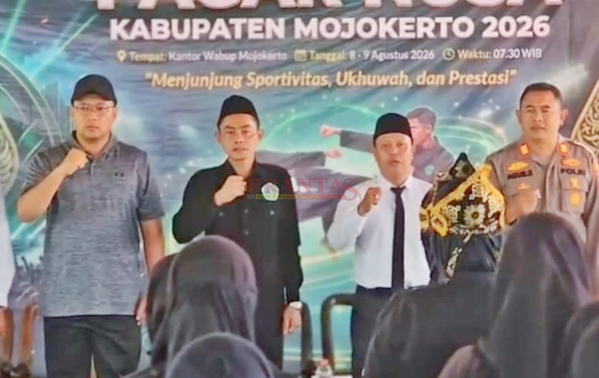 Wakil Bupati Mojokerto dr. Rizal Oktavian didampingi Ketua Pagar Nusa Kabupaten Mojokerto Gus Taruf saat membuka Kejurkab II Pagar Nusa tahun 2026