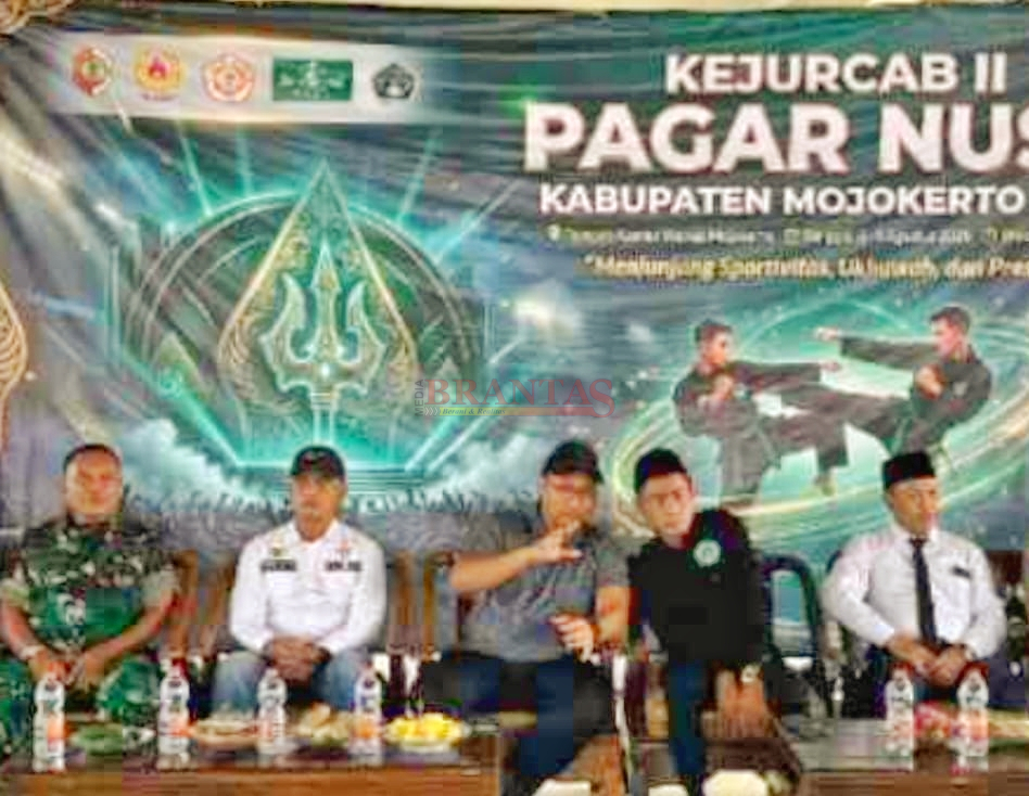 Wakil Bupati Mojokerto dr. Rizal Oktavian bersama Ketua Pagar Nusa Kabupaten Mojokerto Gus Taruf berbincang saat pembukaan Kejurkab II Pagar Nusa tahun 2026