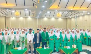 1000654382 Ketua Fatayat NU Kabupaten Mojokerto Dr.Rahmi Mubarokah, M.Pd, CH, bersama dengan Wakil Ketua PCNU KH. Sofhwan, dan Nara Sumber serta Ratusan Kader Fatayat NU