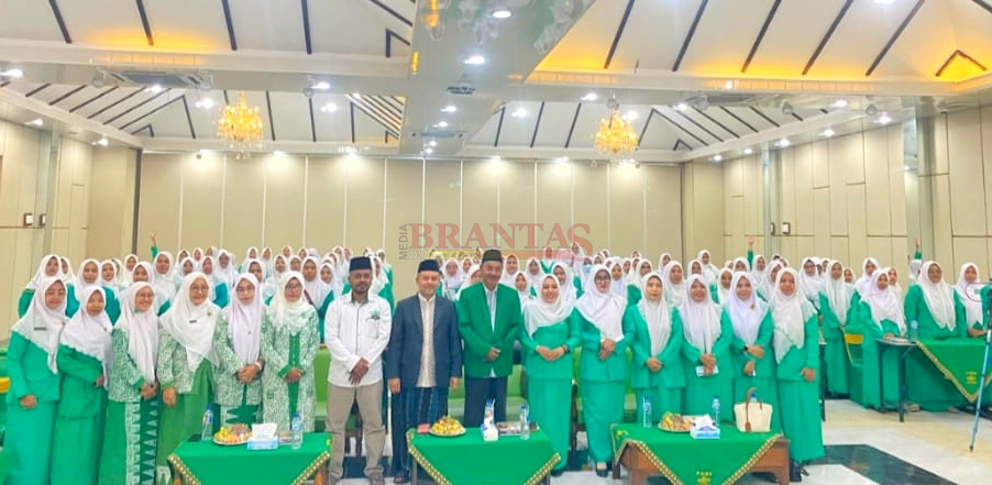 Ketua Fatayat NU Kabupaten Mojokerto Dr.Rahmi Mubarokah, M.Pd, CH, bersama dengan Wakil Ketua PCNU KH. Sofhwan, dan Nara Sumber serta Ratusan Kader Fatayat NU
