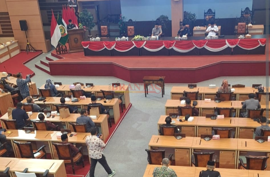 Bupati Gus Barra Didampingi Wabup dr Rizal saat menghadiri Rapat Paripurna didampingi Wakil Ketua DPRD Kabupaten Mojokerto H. Khoirul Amin dan H. Hartono, SH