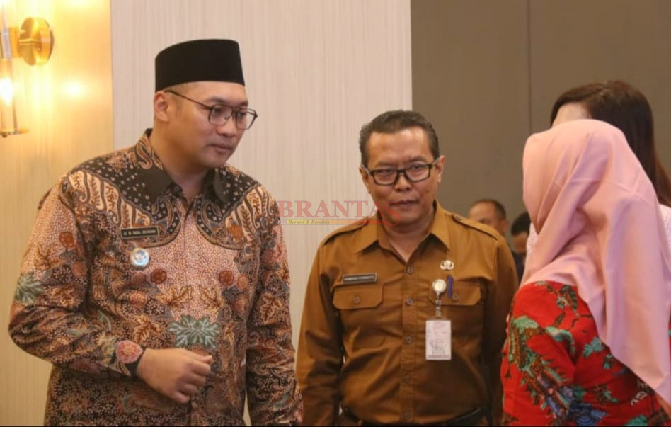 Wakil Bupati dr Rizal Oktavian didampingi Kepala DPRKP2 H. Bambang Purwanto SH MH berbincang dengan Nara sumber