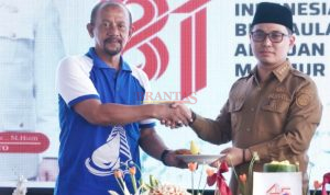 1000655086 Bupati Gus Barra menyerahkan Tumpeng nasi Kuning kepada Direktur PERUMDAM Mojopahit Mojokerto Fayakun Hidayat SH di HUT ke - 45 PERUMDAM Mojopahit