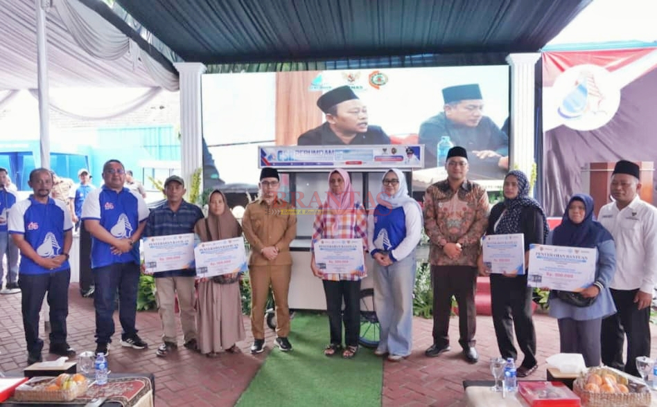 Bupati Gus Barra, Bersama Mas Wabup Rizal & Ketua DPRD Kabupaten Mojokerto Ning Zuroh didampingi Direktur PERUMDAM Mojopahit Fayakun Hidayat, SH memberikan bantuan CSR Berupa modal usaha kepada 10 penerima