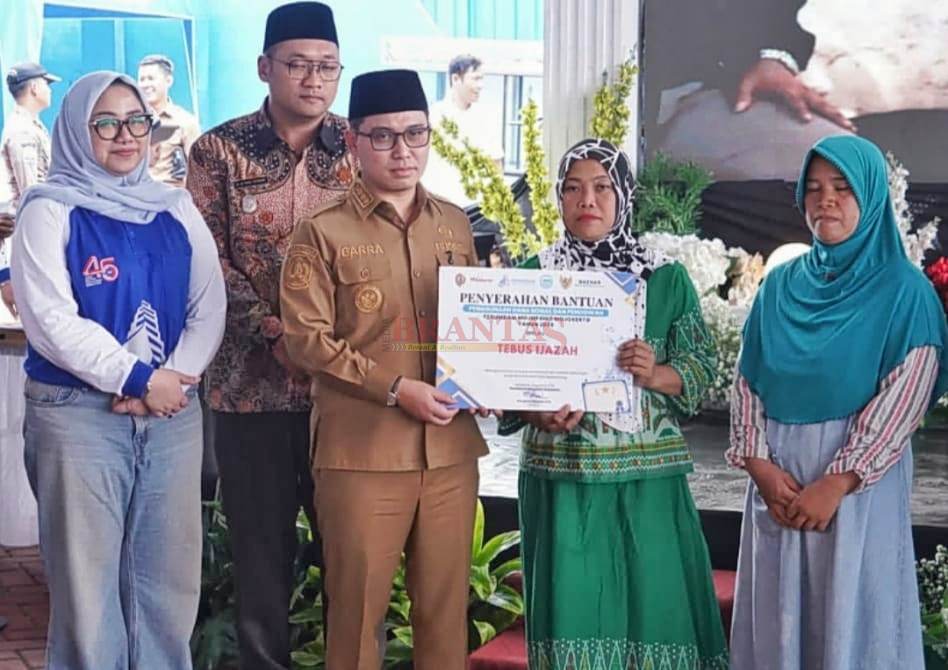 Bupati Gus Barra Didampingi Mas Wabup dan Ketua DPRD Kabupaten Mojokerto Ning Zuroh menyerahkan Bantuan Program Tebus Ijazah dari PERUMDAM Mojopahit dan BAZNAS