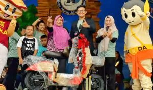 1000656555 Direktur Muda Wisata Desa BMJ Mojopahit Mojokerto Brahma Aditya Mulyono bersama pengunjung yang mendapatkan Door Prize Sepeda Listrik