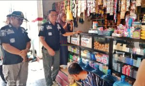 1000657715 Petugas Satpol PP Kota Mojokerto dan Tim Gabungan saat melakukan Razia di Toko Madura di Kecamatan Prajurit Kulon
